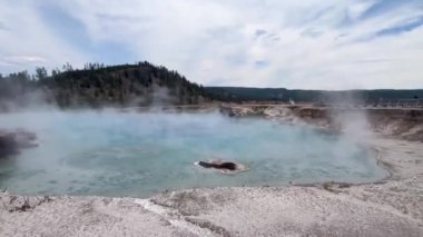 Excelsior Geyser 'ın Yellowstone Ulusal Parkı, Wyoming, ABD' deki 4K video görüntüsü..