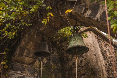 Meksika 'nın Jilotepec eyaletindeki San Antonio el Grande Ortodoks Manastırı' nda taş kemerli bir çan..