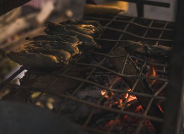 Altında kömür olan kavrulmuş mısır, geleneksel Meksika yemeği.