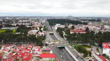 Meksika eyaletinin Toluca şehrinin gezici bir görüntüsü..