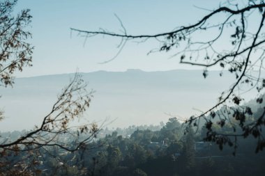 Santa Cruz tepesinden, Meksika 'nın Jiquipilco Belediyesi' nden vadiyi, dağları, ormanı, kasabaları ve Jocotitlan Tepesi 'ni görebilirsiniz..