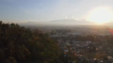 4K 'da 60fps' te hava görüntüsü. Meksika 'nın Büyülü Metepec Kasabası' nda sabah ana kilisesi Calvary Kilisesi 'yle birlikte bir virajda çekildi..