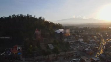 4K 'da 60fps' te hava görüntüsü. Günbatımında ana kilisesi Calvary Kilisesi ile birlikte Meksika 'nın Metepec şehrinin gezici bir çekiminde..