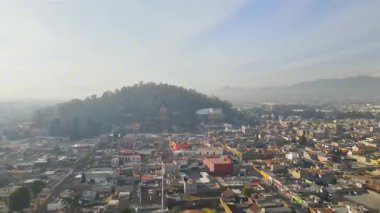 4K 'da 60fps' te hava görüntüsü. Meksika 'nın Metepec şehrindeki Sihirli Kasaba' nın çekimleri sırasında sabah ana kilisesi olan Calvary Kilisesi 'nde..