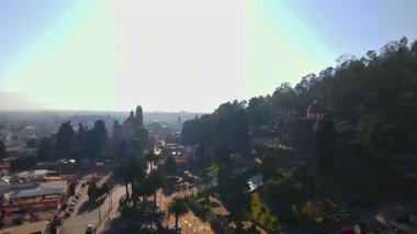 4K 'da 60fps' te hava görüntüsü. Meksika 'nın Büyülü Metepec Kasabası' nda sabahları San Juan Bautista Kilisesi ve Calvary Kilisesi ile birlikte çekilen bir kulede..