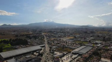 4K 'da 60fps' te hava görüntüsü. Gün batımında Nevado de Toluca 'ya giden bir arabanın içinde..