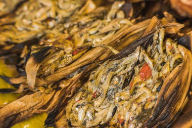 Meksika 'da geleneksel pazarlarda satılan mısır yaprağında Charal tamale..