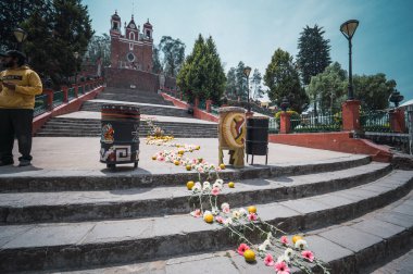 İspanyol öncesi davullar, Meksika Eyaleti 'nin Metepec kentindeki Calvary Merdivenleri' ndeki Yeni Yangın Töreni 'nde bahar ayinine hazır..