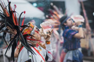 İspanyol öncesi kostümlü dansçılar, Meksika Eyaleti 'nin Metepec kentindeki Calvary Merdivenleri' nde düzenlenen Yeni Ateş Töreni sırasında bahar ayini danslarını gerçekleştirirler..