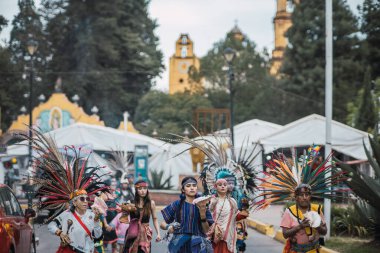 İspanyol öncesi kostümlü dansçılar, Meksika Eyaleti 'nin Metepec kentindeki Calvary Merdivenleri' nde düzenlenen Yeni Ateş Töreni sırasında bahar ayini danslarını gerçekleştirirler..