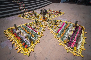 İspanyol öncesi davullar, Meksika Eyaleti 'nin Metepec kentindeki Calvary Merdivenleri' ndeki Yeni Yangın Töreni 'nde bahar ayinine hazır..