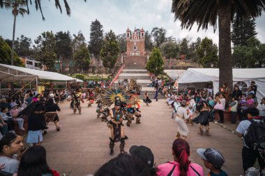İspanyol öncesi kostümlü dansçılar, Meksika Eyaleti 'nin Metepec kentindeki Calvary Merdivenleri' nde düzenlenen Yeni Ateş Töreni sırasında bahar ayini danslarını gerçekleştirirler..