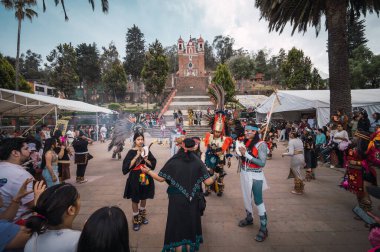 İspanyol öncesi kostümlü dansçılar, Meksika Eyaleti 'nin Metepec kentindeki Calvary Merdivenleri' nde düzenlenen Yeni Ateş Töreni sırasında bahar ayini danslarını gerçekleştirirler..