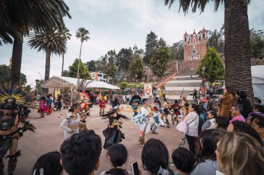 İspanyol öncesi kostümlü dansçılar, Meksika Eyaleti 'nin Metepec kentindeki Calvary Merdivenleri' nde düzenlenen Yeni Ateş Töreni sırasında bahar ayini danslarını gerçekleştirirler..