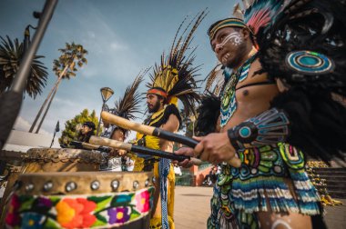 İspanyol öncesi kostümlü dansçılar, Meksika Eyaleti 'nin Metepec kentindeki Calvary Merdivenleri' nde düzenlenen Yeni Ateş Töreni sırasında bahar ayini danslarını gerçekleştirirler..