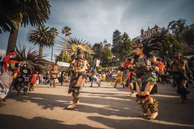 İspanyol öncesi kostümlü dansçılar, Meksika Eyaleti 'nin Metepec kentindeki Calvary Merdivenleri' nde düzenlenen Yeni Ateş Töreni sırasında bahar ayini danslarını gerçekleştirirler..