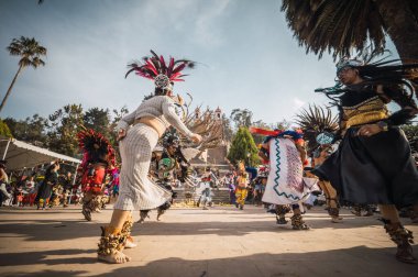 İspanyol öncesi kostümlü dansçılar, Meksika Eyaleti 'nin Metepec kentindeki Calvary Merdivenleri' nde düzenlenen Yeni Ateş Töreni sırasında bahar ayini danslarını gerçekleştirirler..