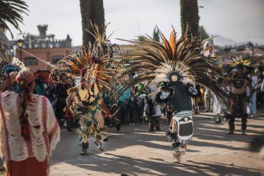 İspanyol öncesi kostümlü dansçılar, Meksika Eyaleti 'nin Metepec kentindeki Calvary Merdivenleri' nde düzenlenen Yeni Ateş Töreni sırasında bahar ayini danslarını gerçekleştirirler..