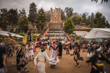 İspanyol öncesi kostümlü dansçılar, Meksika Eyaleti 'nin Metepec kentindeki Calvary Merdivenleri' nde düzenlenen Yeni Ateş Töreni sırasında bahar ayini danslarını gerçekleştirirler..