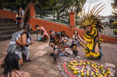 İspanyol öncesi kostümlü dansçılar, bahar ayini sırasında Meksika 'nın Metepec kentindeki Calvary Merdivenleri' ndeki tören için meşalelerini yakarak ritüel danslarını yapıyorlar..