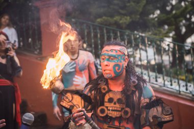 İspanyol öncesi kostümlü dansçılar, bahar ayini sırasında Meksika 'nın Metepec kentindeki Calvary Merdivenleri' ndeki tören için meşalelerini yakarak ritüel danslarını yapıyorlar..