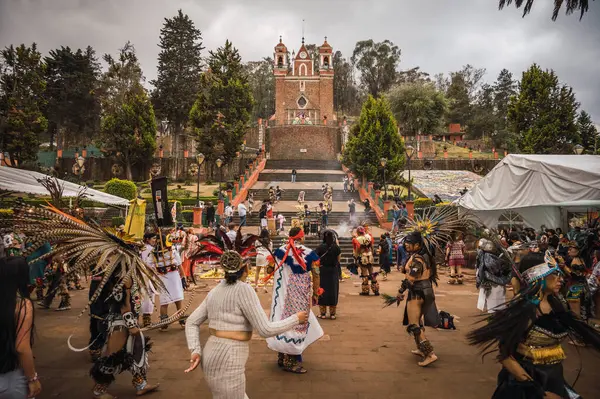 İspanyol öncesi kostümlü dansçılar, Meksika Eyaleti 'nin Metepec kentindeki Calvary Merdivenleri' nde düzenlenen Yeni Ateş Töreni sırasında bahar ayini danslarını gerçekleştirirler..