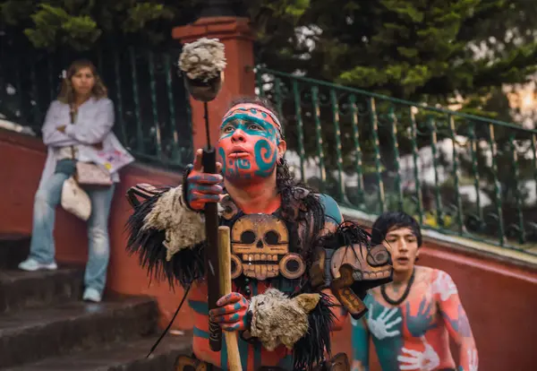 İspanyol öncesi kostümlü dansçılar, bahar ayini sırasında Meksika 'nın Metepec kentindeki Calvary Merdivenleri' ndeki tören için meşalelerini yakarak ritüel danslarını yapıyorlar..