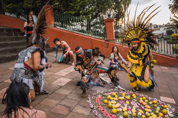 İspanyol öncesi kostümlü dansçılar, bahar ayini sırasında Meksika 'nın Metepec kentindeki Calvary Merdivenleri' ndeki tören için meşalelerini yakarak ritüel danslarını yapıyorlar..
