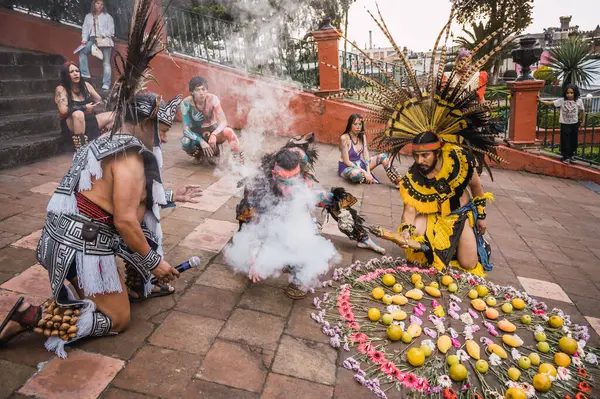 İspanyol öncesi kostümlü dansçılar, bahar ayini sırasında Meksika 'nın Metepec kentindeki Calvary Merdivenleri' ndeki tören için meşalelerini yakarak ritüel danslarını yapıyorlar..