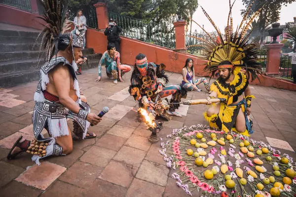 İspanyol öncesi kostümlü dansçılar, bahar ayini sırasında Meksika 'nın Metepec kentindeki Calvary Merdivenleri' ndeki tören için meşalelerini yakarak ritüel danslarını yapıyorlar..