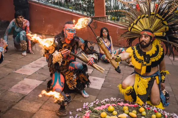 İspanyol öncesi kostümlü dansçılar, bahar ayini sırasında Meksika 'nın Metepec kentindeki Calvary Merdivenleri' ndeki tören için meşalelerini yakarak ritüel danslarını yapıyorlar..