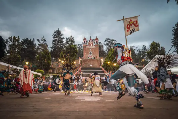 İspanyol öncesi kostümlü dansçılar, Meksika Eyaleti 'nin Metepec kentindeki Calvary Merdivenleri' nde düzenlenen Yeni Ateş Töreni sırasında bahar ayini danslarını gerçekleştirirler..