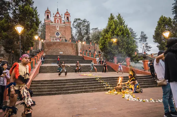 İspanyol öncesi kostümlü dansçılar, Meksika Eyaleti 'nin Metepec kentindeki Calvary Merdivenleri' nde düzenlenen Yeni Ateş Töreni sırasında bahar ayini danslarını gerçekleştirirler..