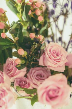 Süslü bitkilerle dolu pembe ve beyaz bir buket çiçeğin ayrıntıları.