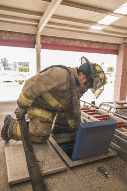 İtfaiyeci suyu bir tanker kamyonuna yüklüyor..