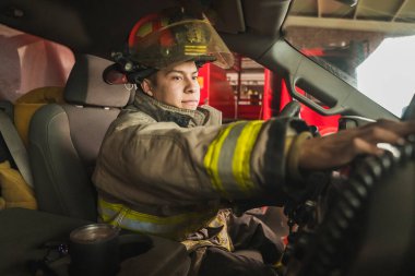 İtfaiyeci yangına müdahale etmek için kamyon kullanıyor..