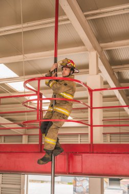Cesur itfaiyeci, yatakhaneden kamyon alanına gidip yangını söndürmek için metrodan atlamak üzere..