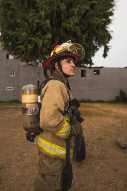 Cesur itfaiyeci hava tankı teçhizatını ve diğer ekipmanlarını giyip bir yangınla savaşmaya gitti..