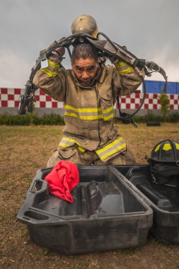 Cesur itfaiyeci hava tankı teçhizatını ve diğer ekipmanlarını giyip bir yangınla savaşmaya gitti..