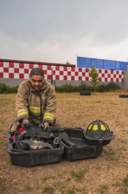 Cesur itfaiyeci hava tankı teçhizatını ve diğer ekipmanlarını giyip bir yangınla savaşmaya gitti..
