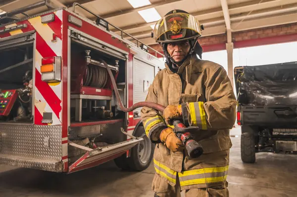 Cesur itfaiyeci tanker kamyonunun su hortumunu hazırlayarak yangını destansı bir şekilde söndürmeye çalışıyor..