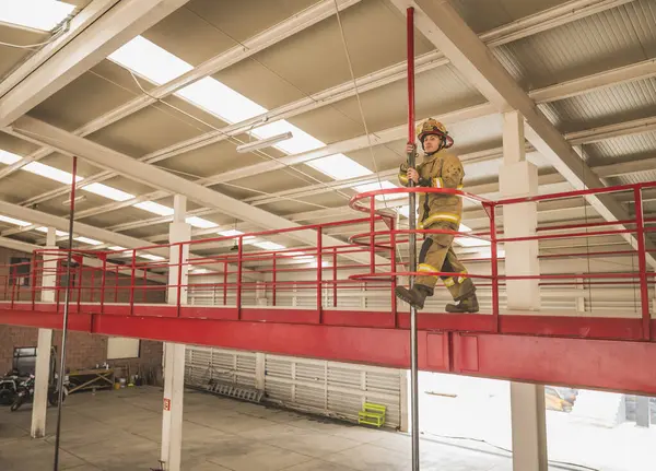 Cesur itfaiyeci, yatakhaneden kamyon alanına gidip yangını söndürmek için metrodan atlamak üzere..