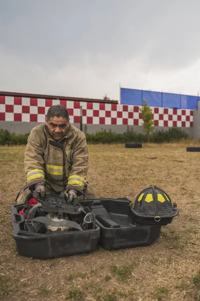 Cesur itfaiyeci hava tankı teçhizatını ve diğer ekipmanlarını giyip bir yangınla savaşmaya gitti..