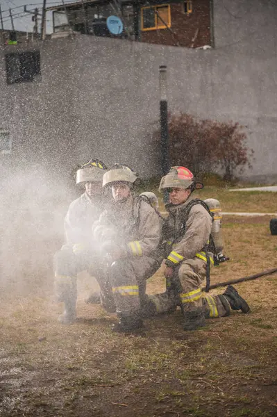 Üç cesur itfaiyeci su perdesinin arkasında, boğuluyor, yangını söndürüyorlar..