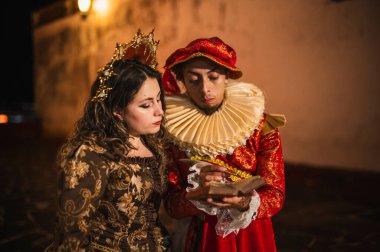 İspanyol sömürgesi döneminden flört eden bir çift geleneksel İspanyol kırmızı yakalı bir adam ve prenses tarzı taç giyen güzel elbiseli bir kız..