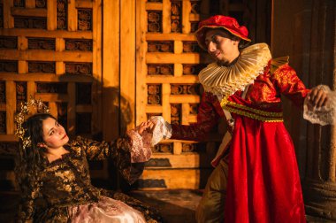 İspanyol sömürgesi döneminden flört eden bir çift geleneksel İspanyol kırmızı yakalı bir adam ve prenses tarzı taç giyen güzel elbiseli bir kız..