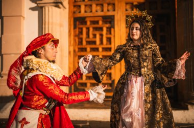 İspanyol sömürgesi döneminden flört eden bir çift geleneksel İspanyol kırmızı yakalı bir adam ve prenses tarzı taç giyen güzel elbiseli bir kız..