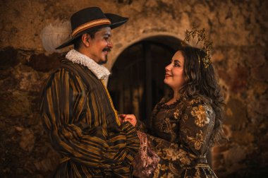İspanyol sömürgesi döneminden flört eden bir çift, büyük şapkalı geleneksel İspanyol takım elbiseli bir adam, ve prenses tarzı bir tacı olan güzel elbiseli bir kız..