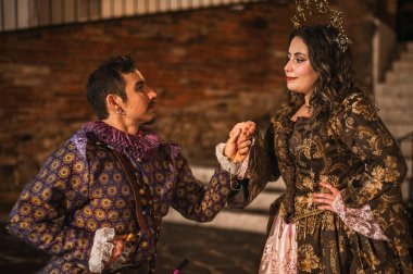 İspanyol sömürgesi döneminden flört eden bir çift, geleneksel İspanyol takım elbiseli bir adam mor ve pembe giyinmiş bir adam, ve prenses tarzı bir tacı olan güzel bir kız..