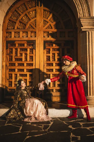 İspanyol sömürgesi döneminden flört eden bir çift geleneksel İspanyol kırmızı yakalı bir adam ve prenses tarzı taç giyen güzel elbiseli bir kız..